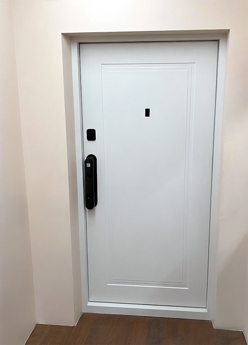 Белая дверь с электронным замком