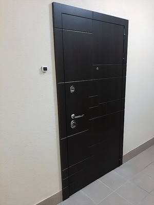 Квартирная металлическая дверь