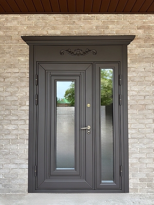 Остеклённая дверь с карнизом Остеклённая дверь с карнизом